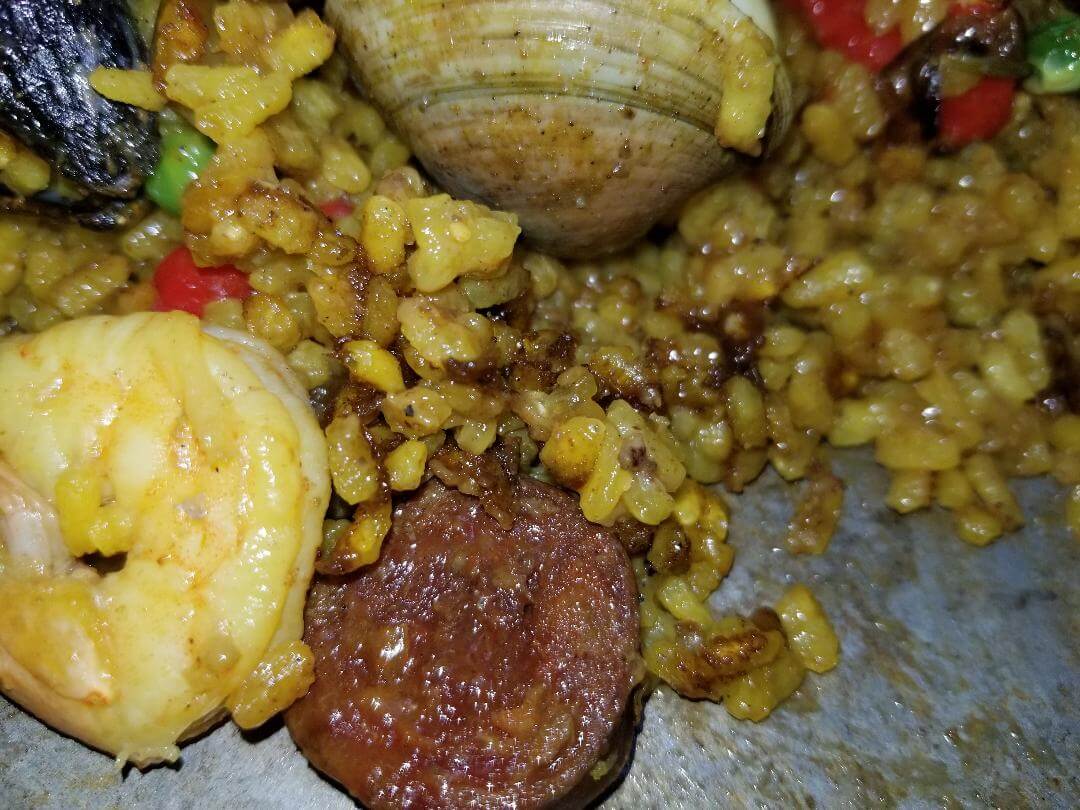 Closeup shot of the rice grains of paella